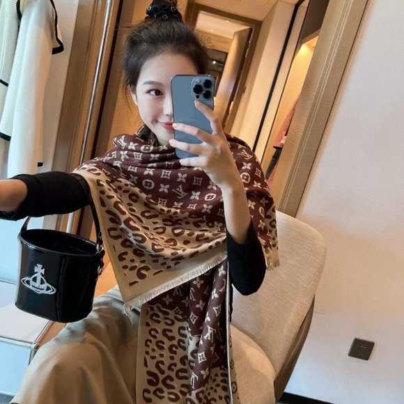 ๐โจAUTHENTICโจ๐Louis Vuitton scarf - Picture 3 of 3